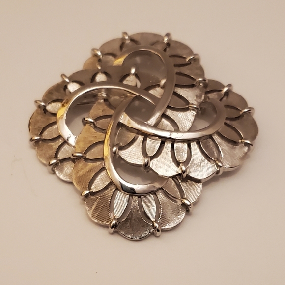 TRIFARI Double infinity symbols brooch pin, with textured and smooth finishes - Picture 1 of 16